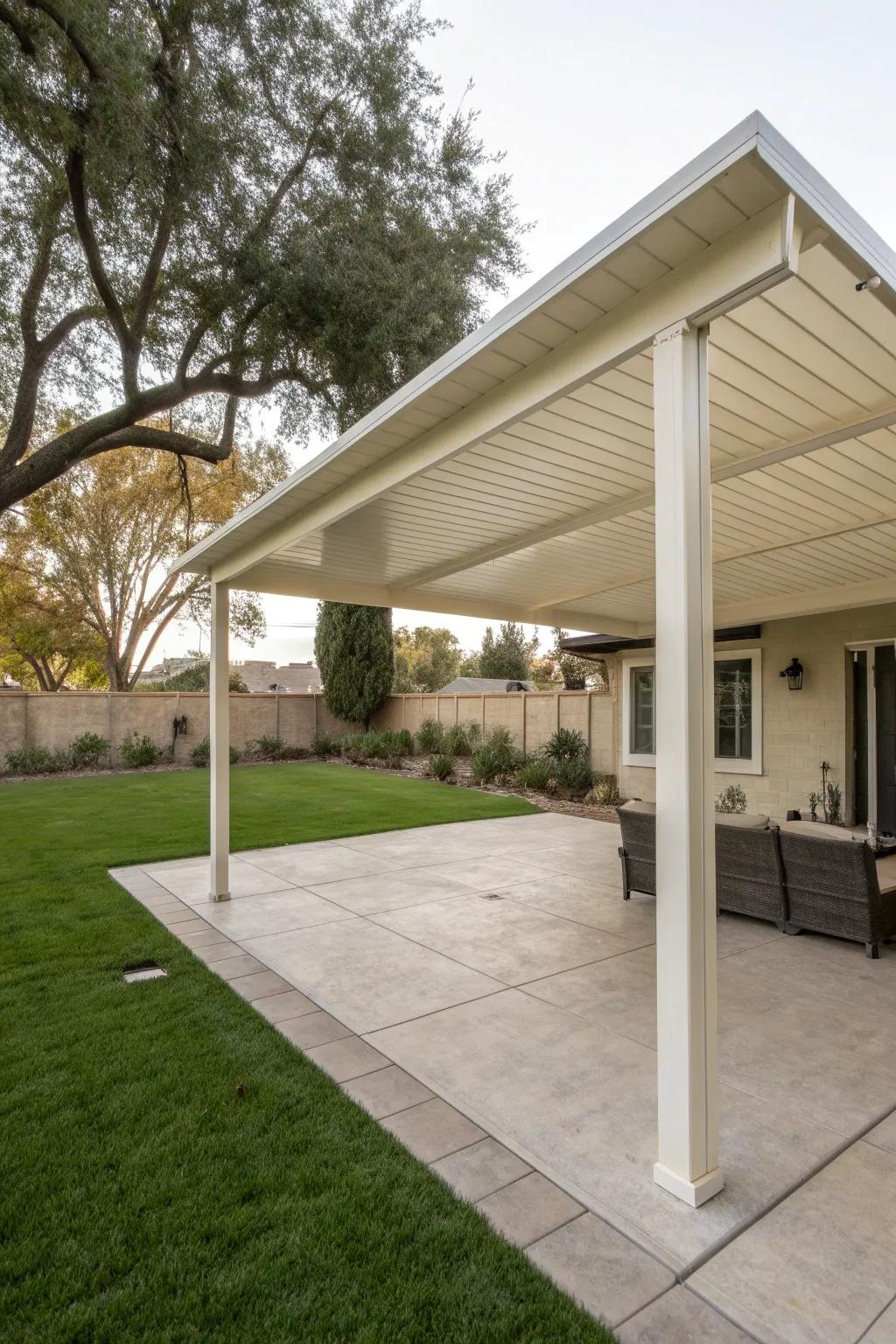 A minimalist alumawood patio cover creates a sleek and modern outdoor retreat.