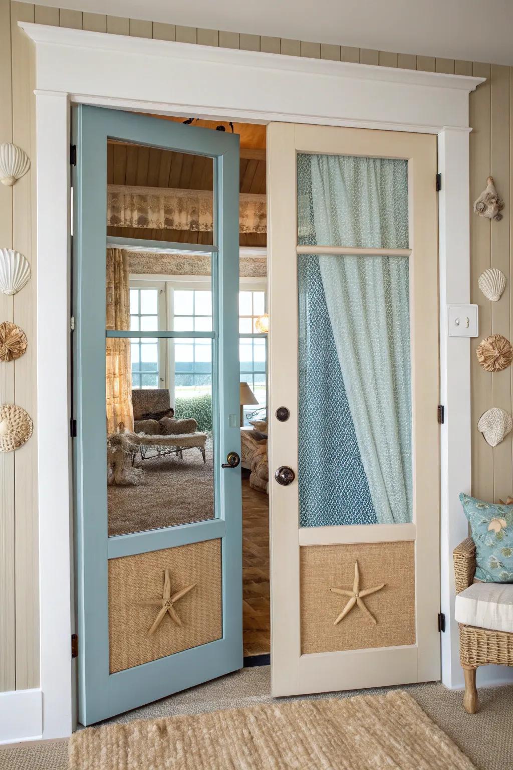 Coastal-colored screens evoke a serene seaside atmosphere.