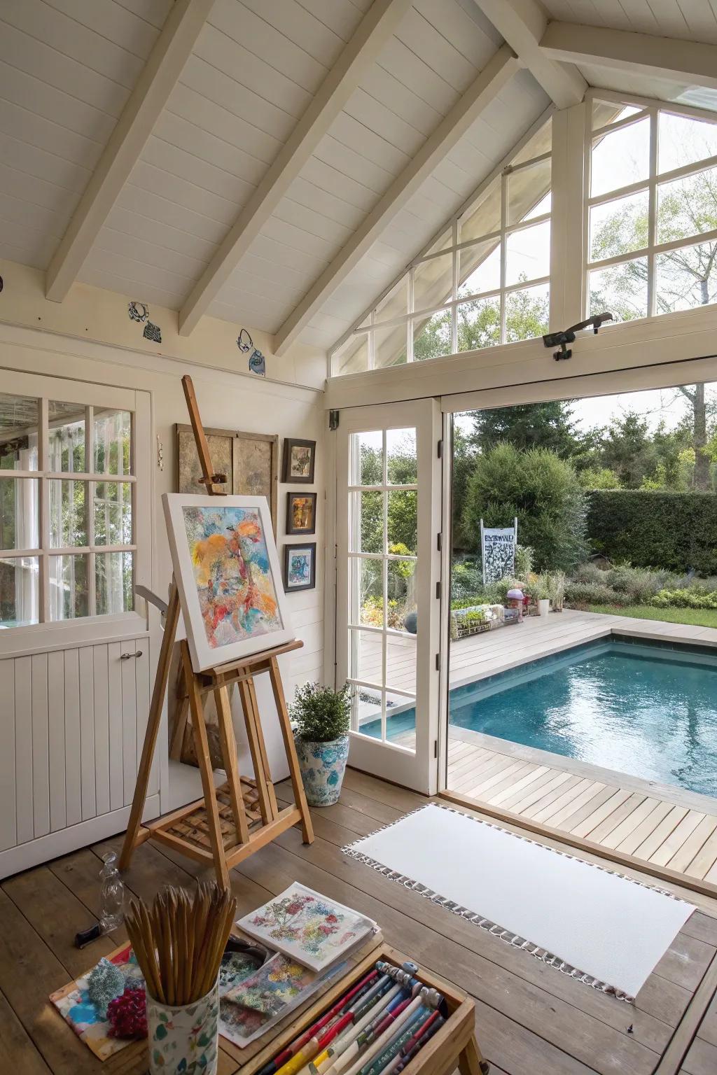 Creative studio: Unleash your creativity by the pool.