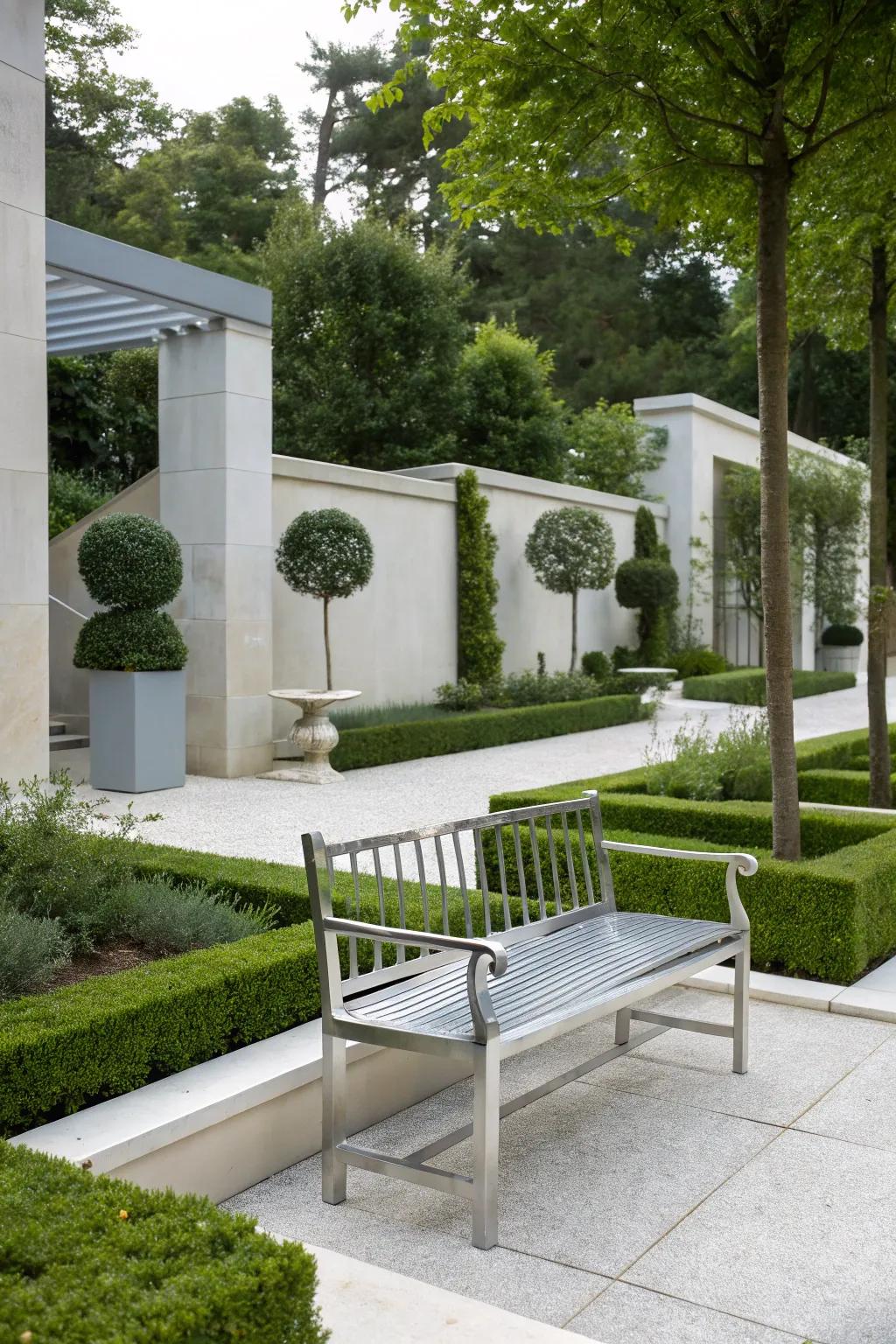 A silver bench adds elegance and modernity to the garden.
