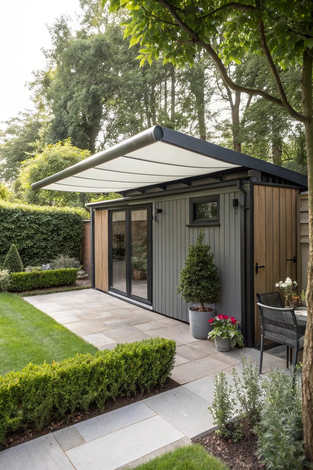 A retractable overhang that offers the best of both worlds.