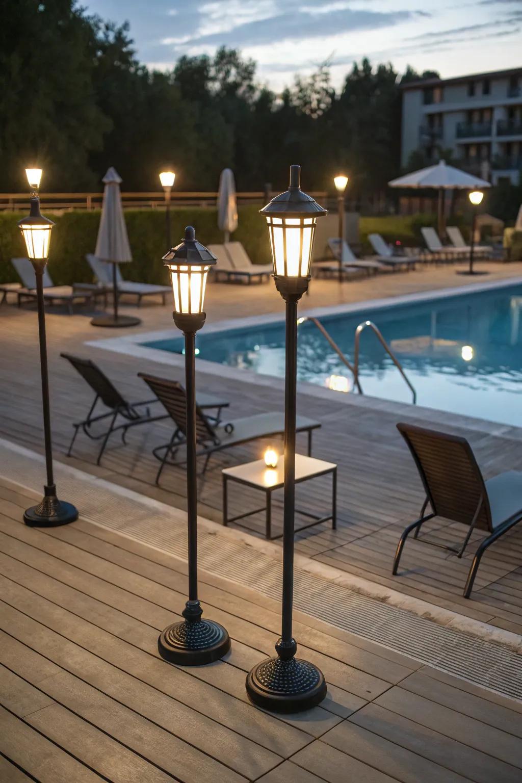 Flexible lighting with portable lamps on the pool deck.
