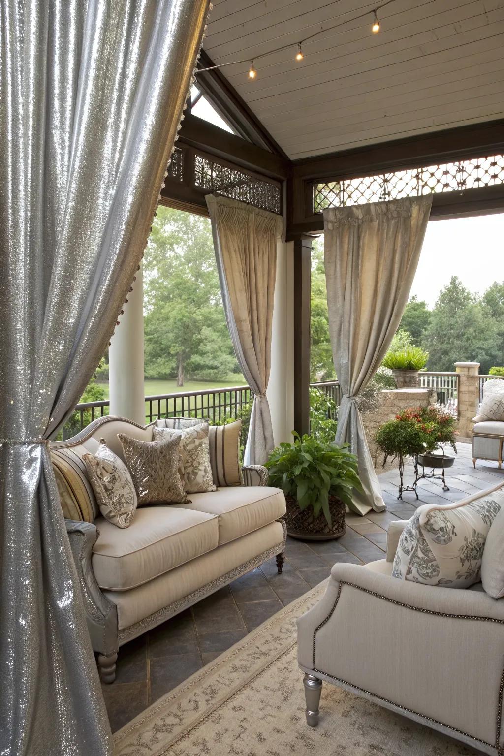 Metallic accents add a touch of glamour to your curtains.