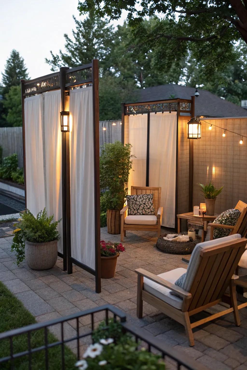 Create flexible privacy with portable screens.