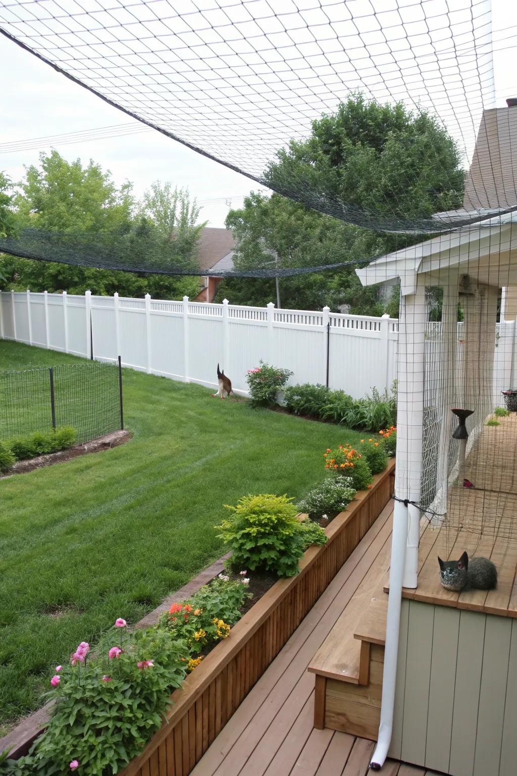 Discreet yet effective: flexible netting keeps cats safe in the backyard.