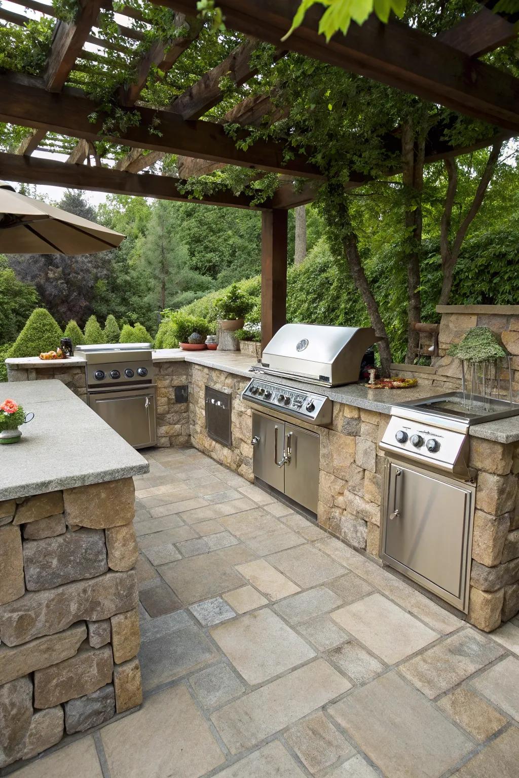 The L-shaped stone kitchen: stylish and practical.