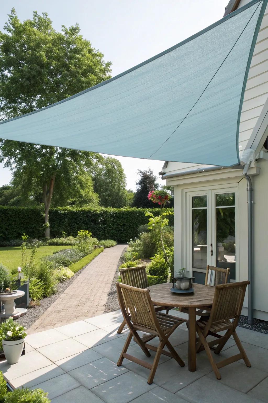 Shade sails add a modern touch and effective sun protection.