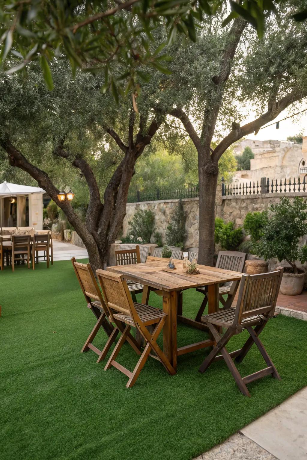 Enjoy dining outdoors on a lush artificial grass surface.