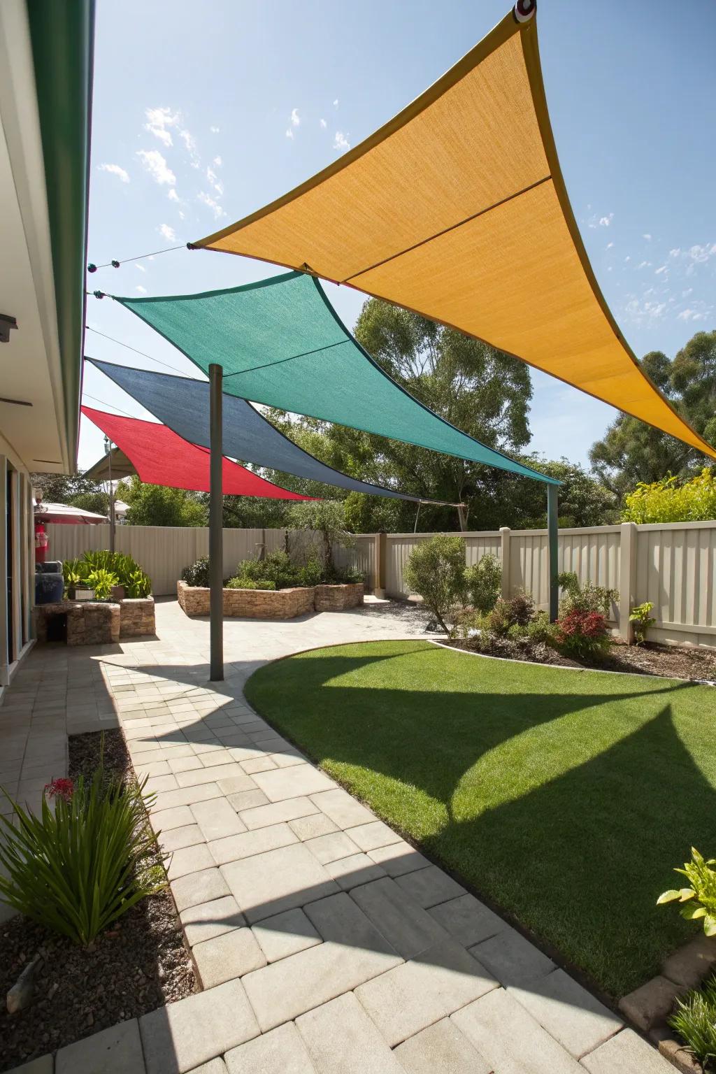 Bold colors in triangle sun shades create a lively and inviting atmosphere.