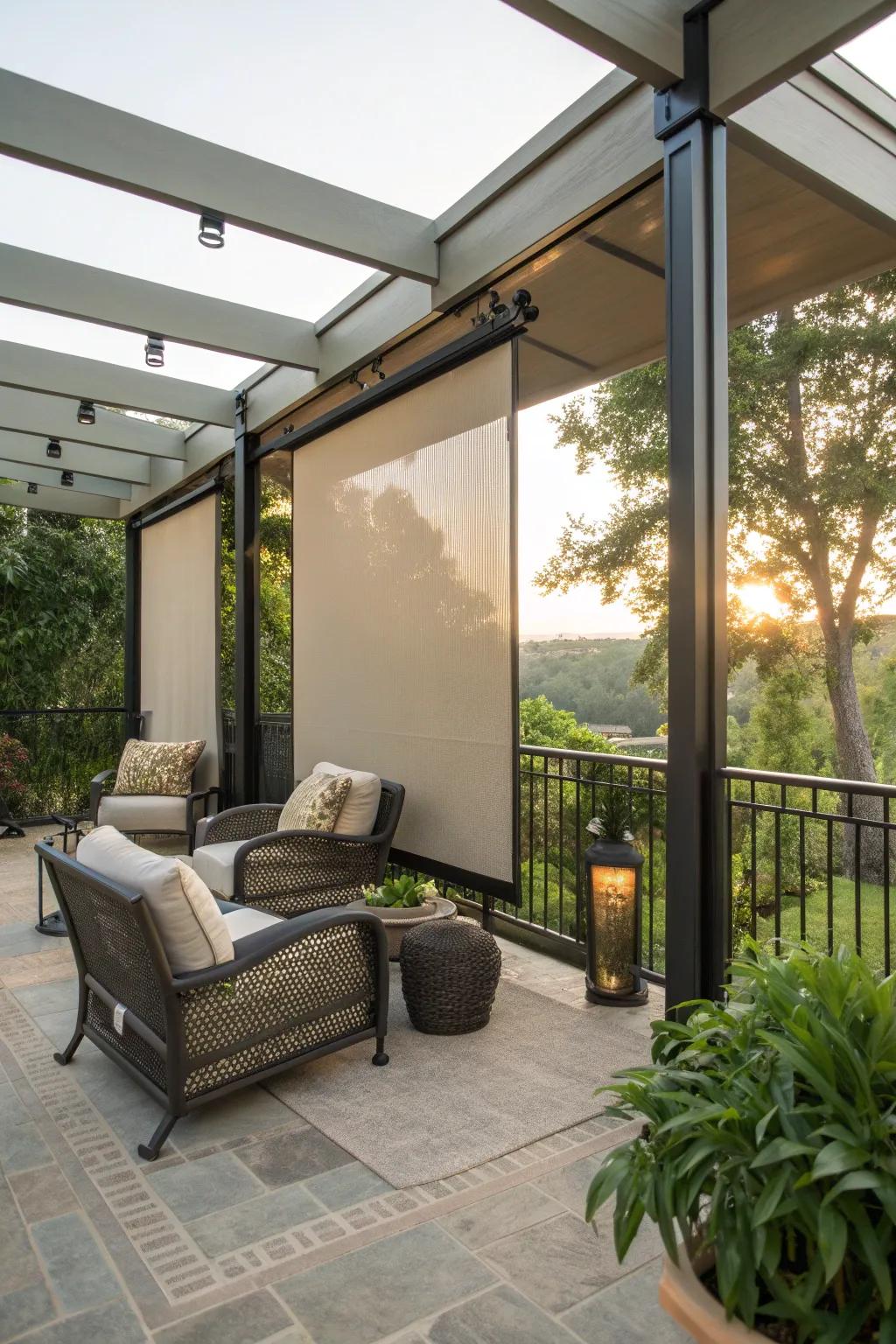 Movable screens offer flexible wind protection.