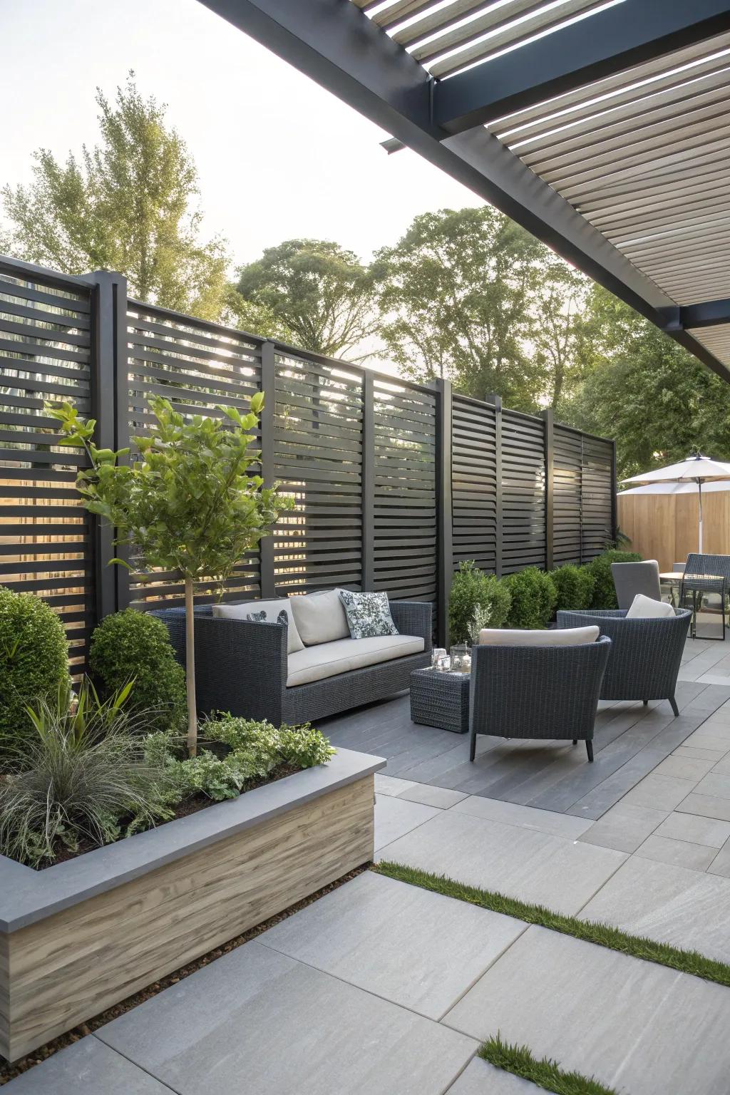 Sleek and modern: Horizontal slat fencing