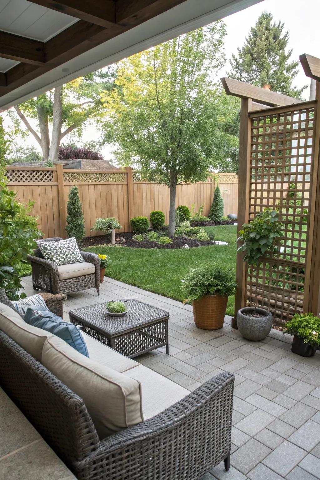 Integrated screens seamlessly enhance backyard privacy.