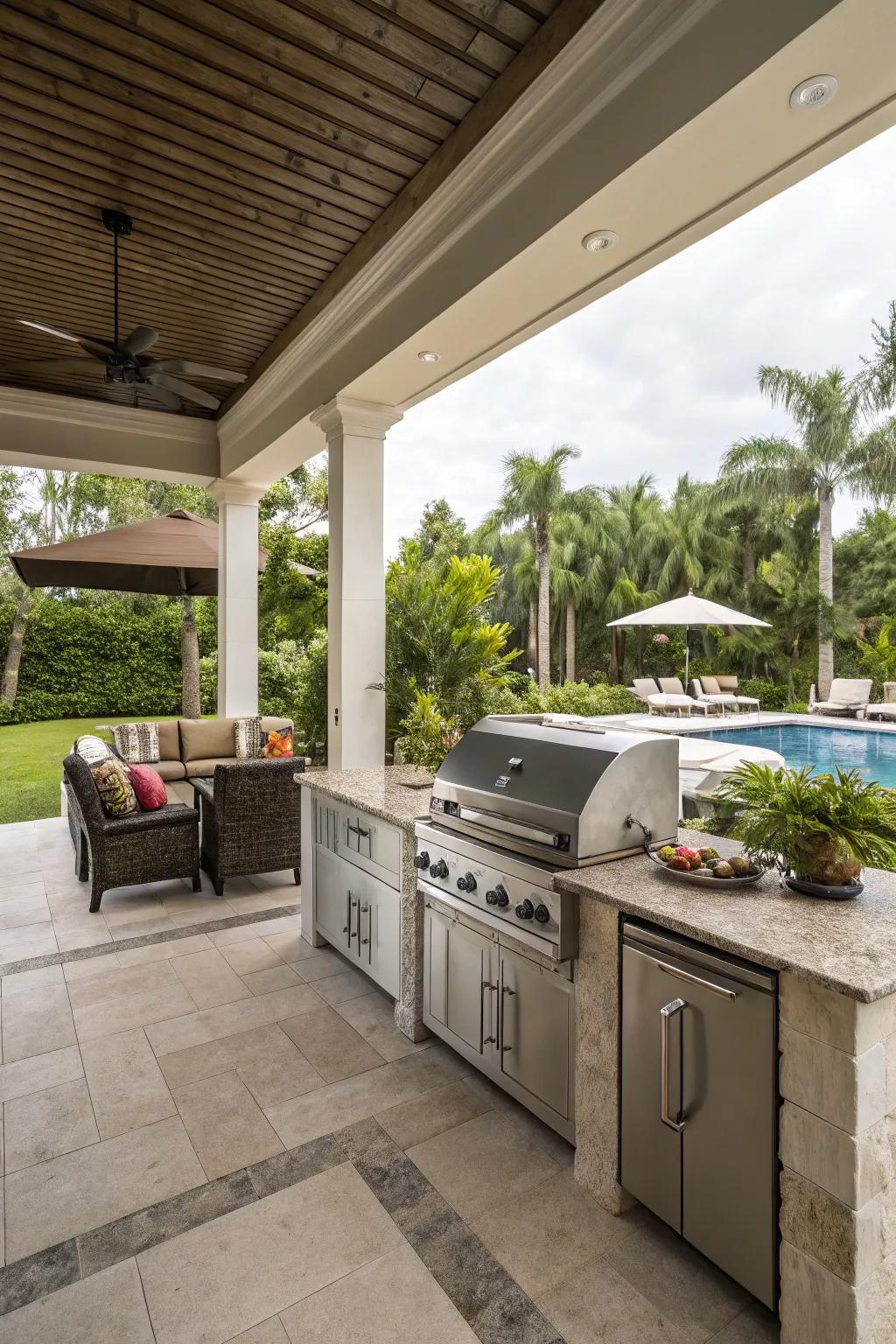 Open views make dining al fresco a delight.