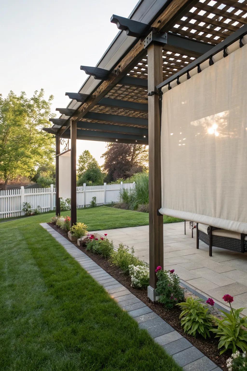 Temporary screens for flexible pergola use