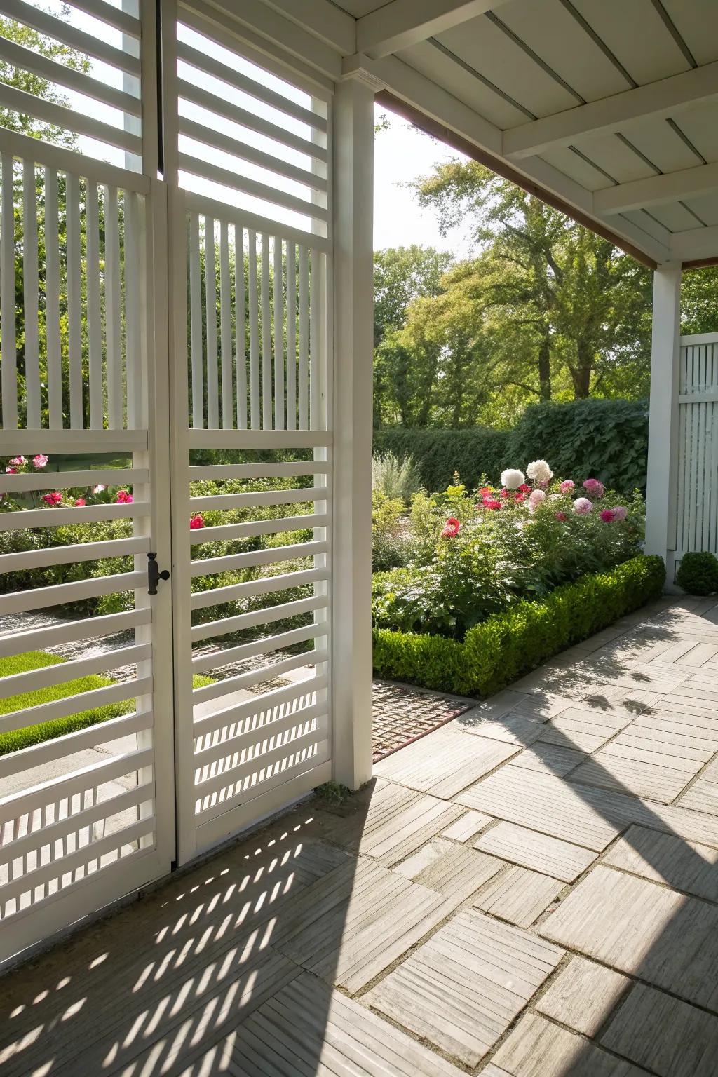 An open and airy fence design that maintains a connection with the surroundings.
