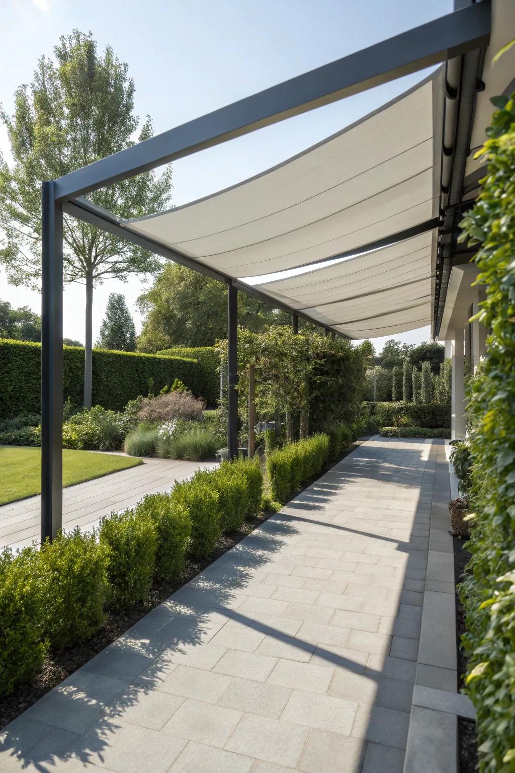 Artistic and functional: sail shade for your pergola.
